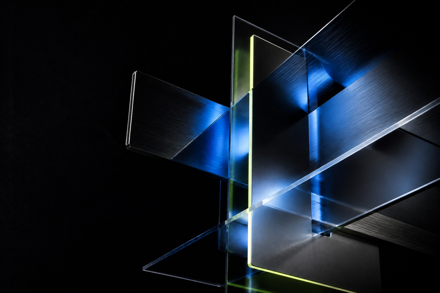 Escultura abstrata de vidro e metal iluminada em azul-cobalto e verde-ácido.