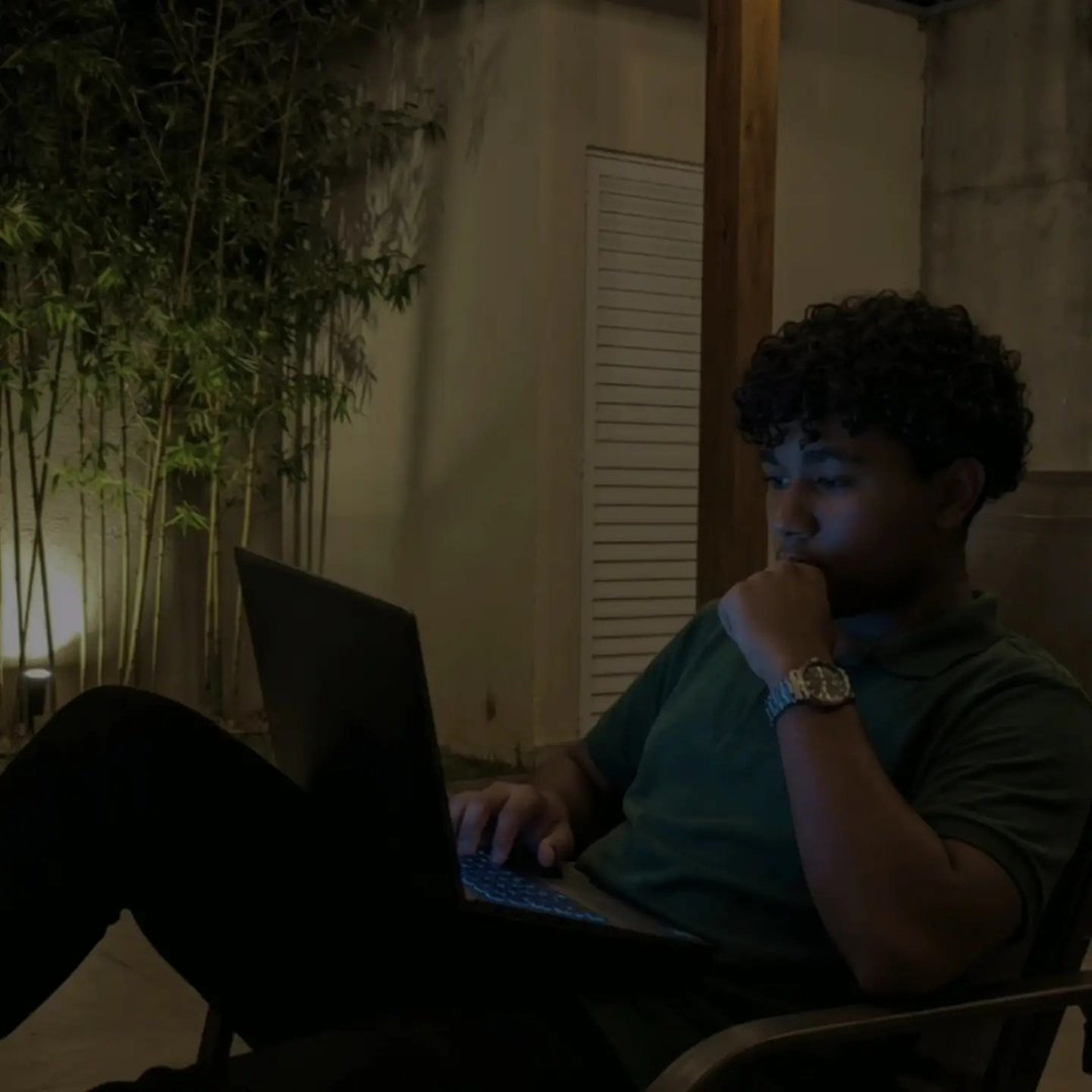 Neemias Gomes trabalhando em um notebook à noite.